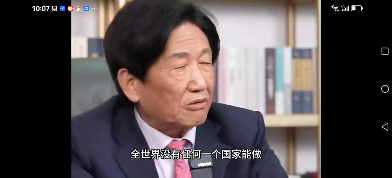 【他说光刻机】
荷兰也不是自己做出来的，只是一个组装地方，光刻机的面积如同一个集