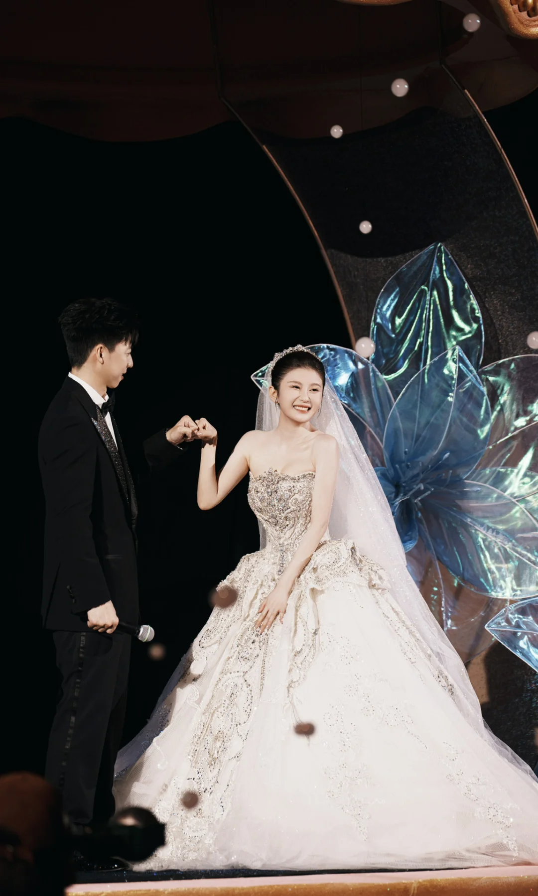 摄影师参加婚礼 满眼只有给姐妹出片的渴望