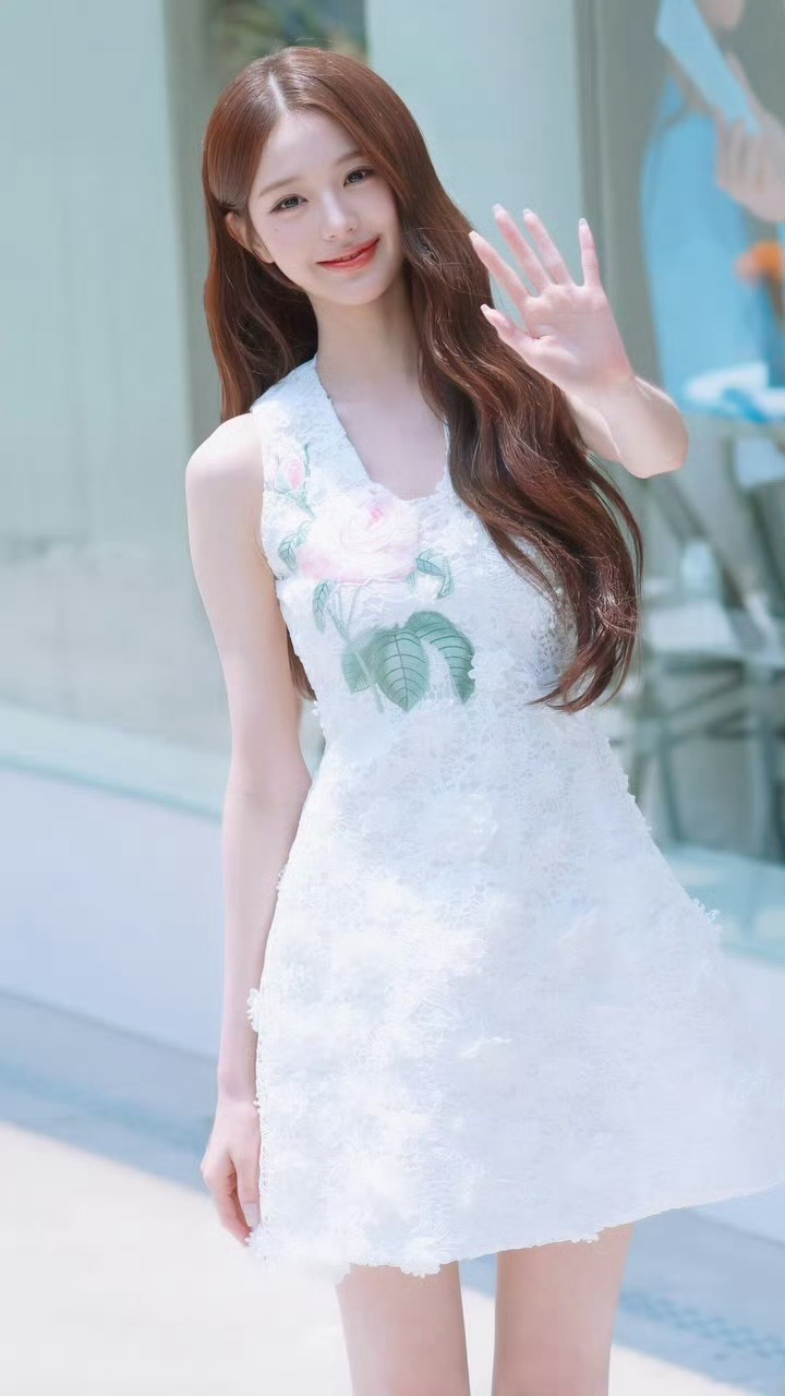 像演唱会这种团活的妆造倒油不是一天两天了……此女个人活动的时候，随随便便淡妆都能
