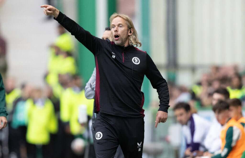 苏格兰人奥斯丁·墨菲，21/22赛季维拉从中日德兰引进的定位球教练，历任3任主帅