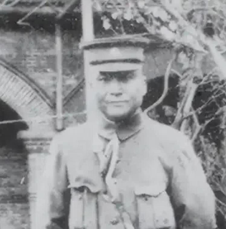 1927年9月，下野的蒋介石在离开溪口时，向浙江省主席周凤岐借十万元的旅费，周凤