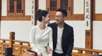 汪小菲终于领证结婚了，最开心的不是兰姐，而是偷着乐的小曲线。
兰姐作为母亲看着儿