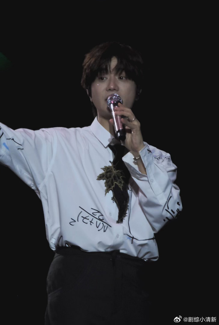 陆虎看中国boy和爸爸相处哭了中国boy爸爸用烧水壶煮意面 爸爸用烧水壶煮面，儿