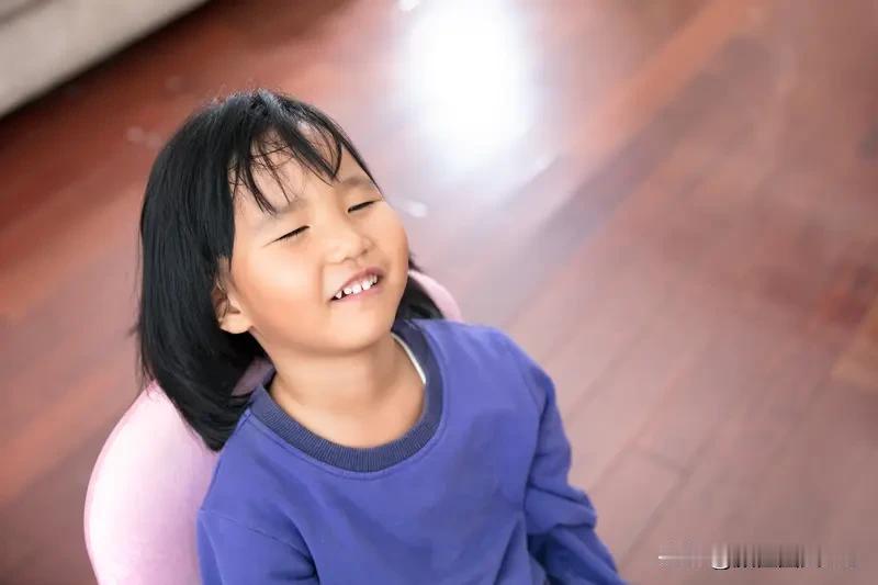 单有美丽，是易碎的花瓶，岁月一碰就裂；单有善良，是暗室的明珠，无人知晓其光。真正