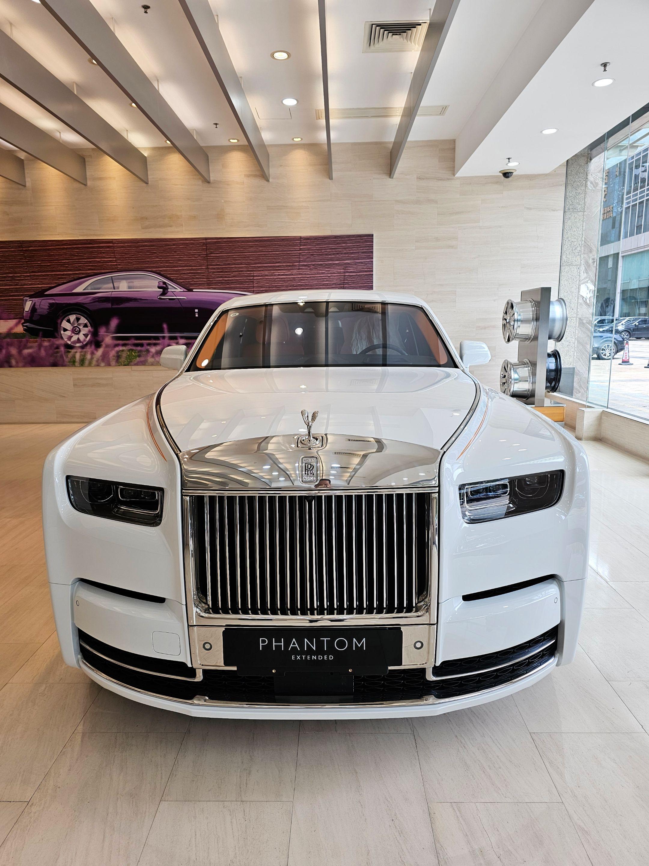 在广州4S店偶遇未来车主顶级大佬座驾劳斯莱斯幻影8.5代加长，白色外观...