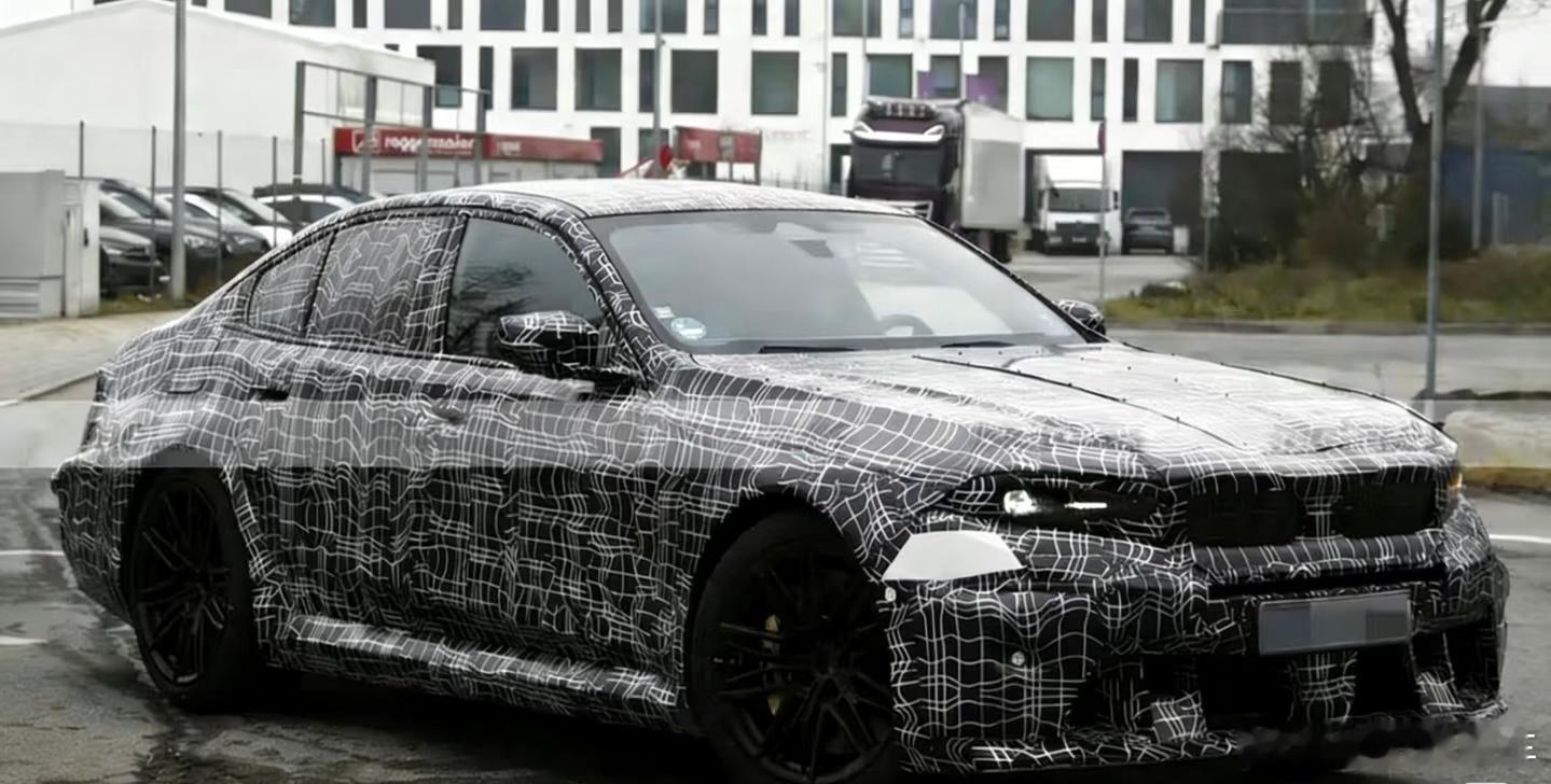 新款M5路试谍照，前脸看来要用上新世代设计了，双肾格栅更加扁平修长。动力上预计还