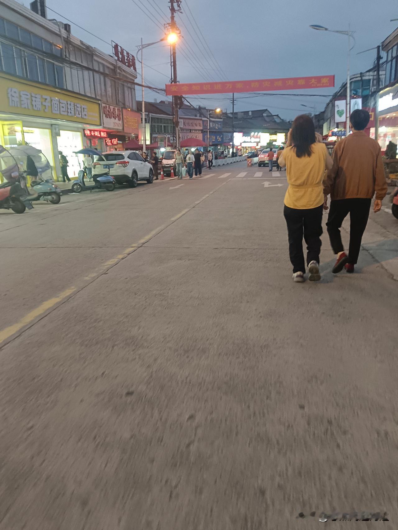 不下雨晚上出来的人都多了，没事就要多出门溜达[呲牙][呲牙]