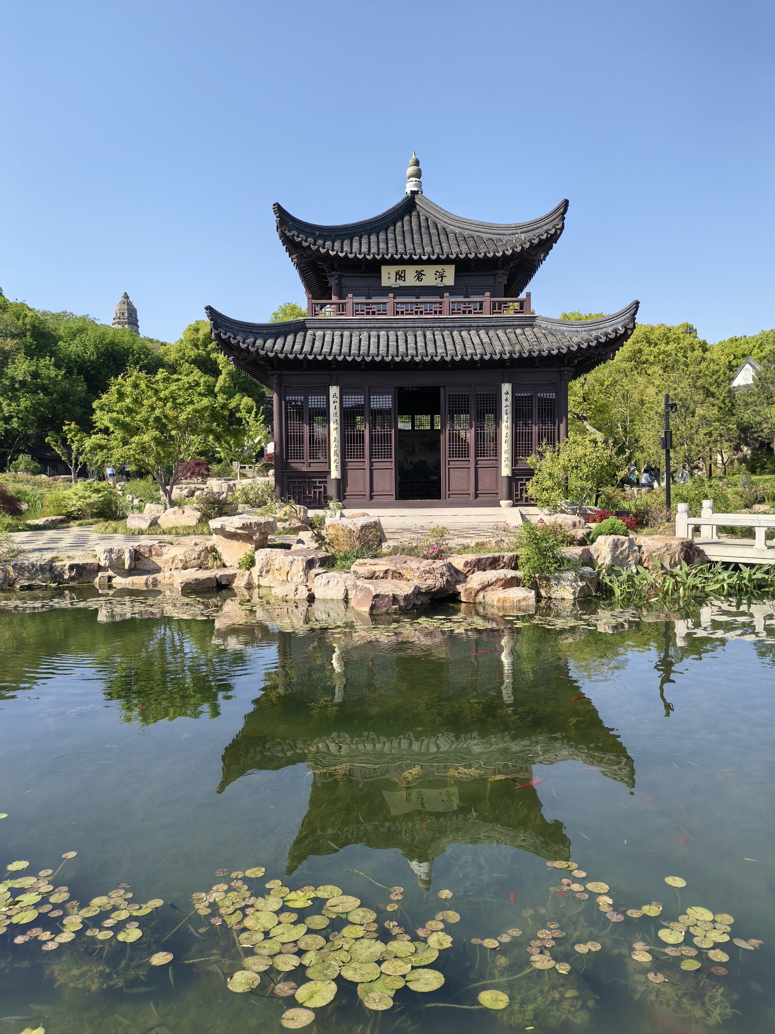 池上波，廊下影，风来舞，雨敲琴。逍遥自有神仙乐，人间一方小闲庭。换换心情吧，很久