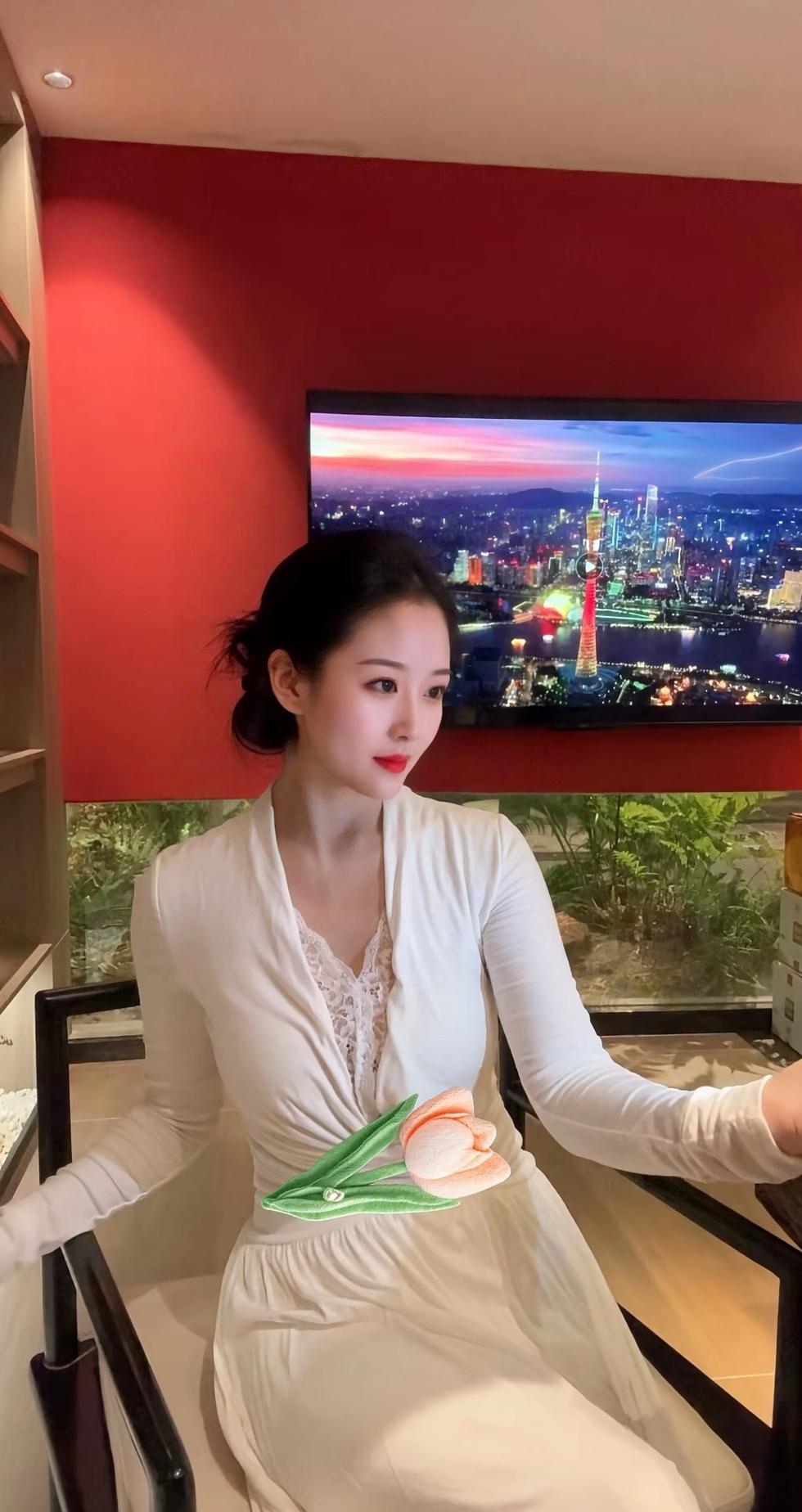 都市夜景下的优雅时光，与闺蜜共享的浪漫夜晚。