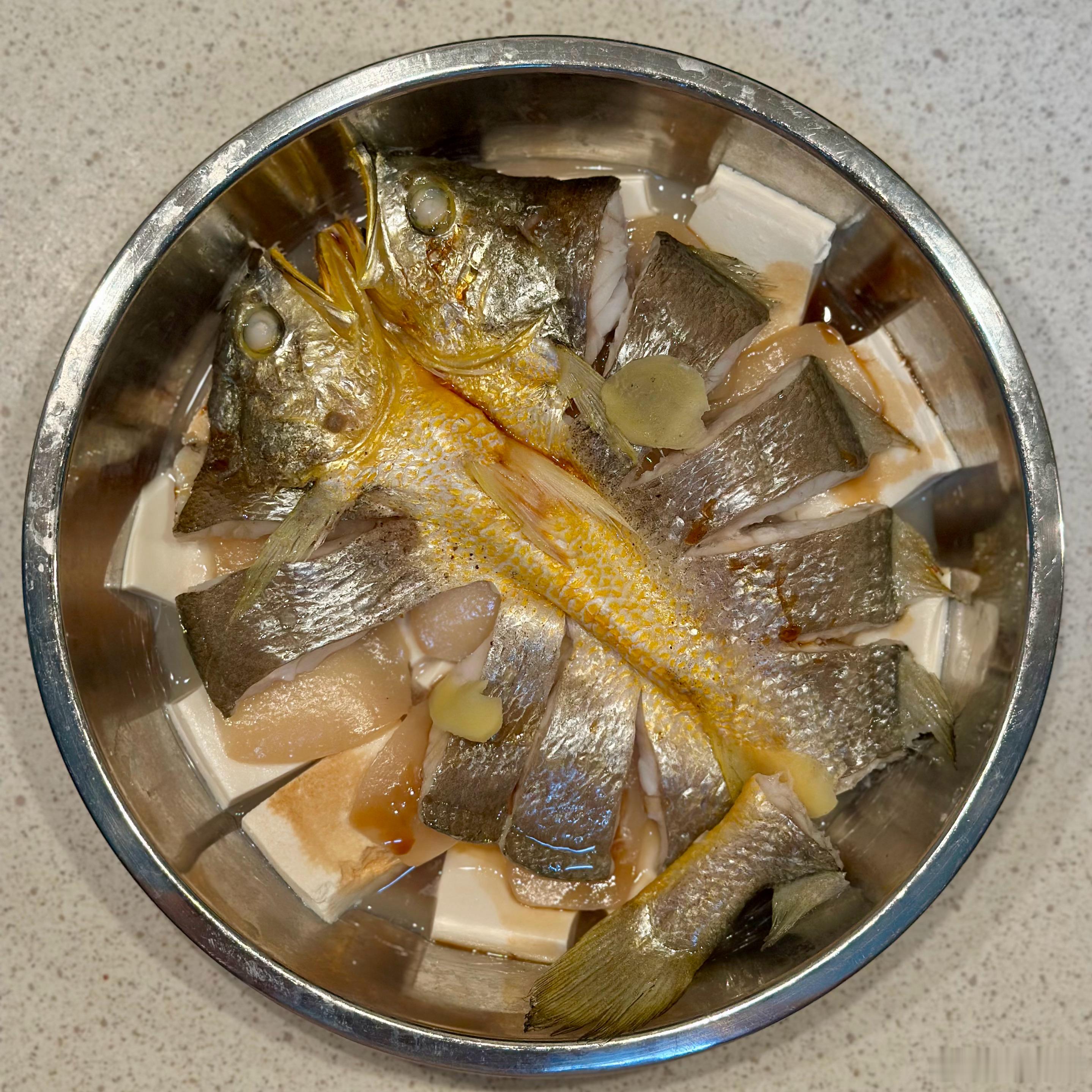 晚餐。清蒸黄鱼鲞，底下垫了嫩豆腐和黄粿。蛤蜊蒸蛋，白灼西兰花。主食是半碗杂粮饭和