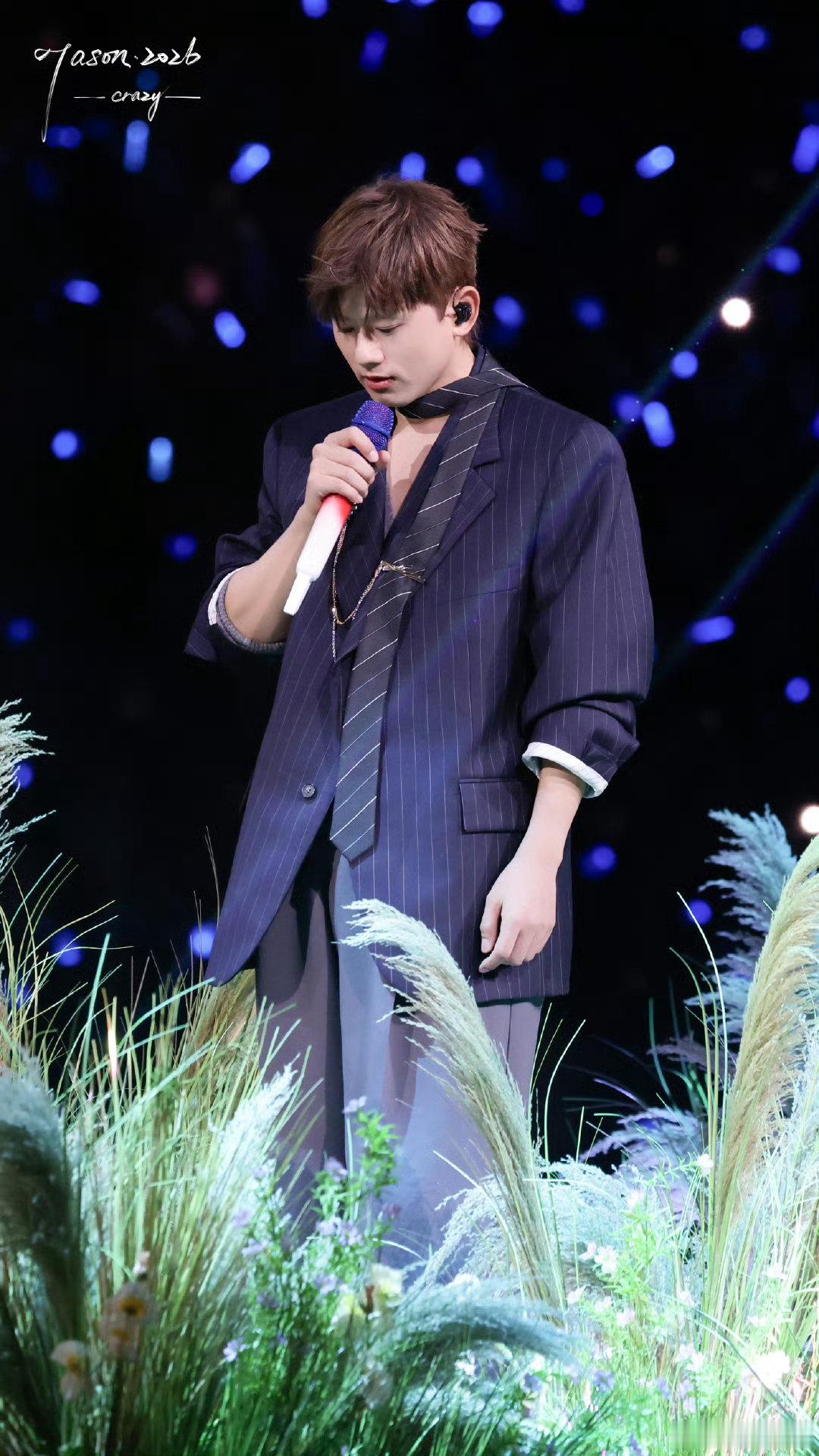 不是手抖是跟着张杰蹦迪太嗨了张杰未live巡回演唱会演唱会蹦迪的快乐，被张杰成都