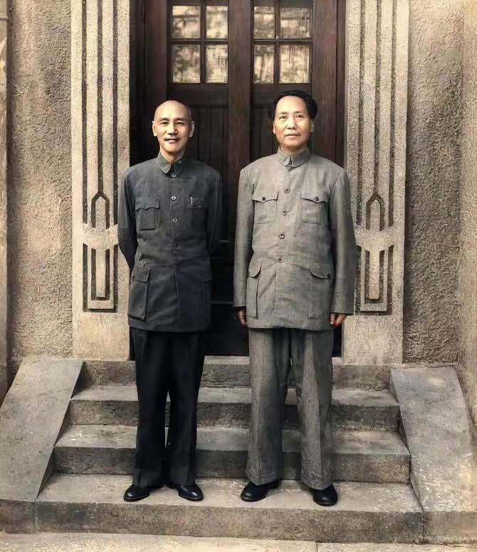 这张照片，摄于1945年重庆谈判期间，画面中，毛泽东与蒋介石并肩而立，都身着中山