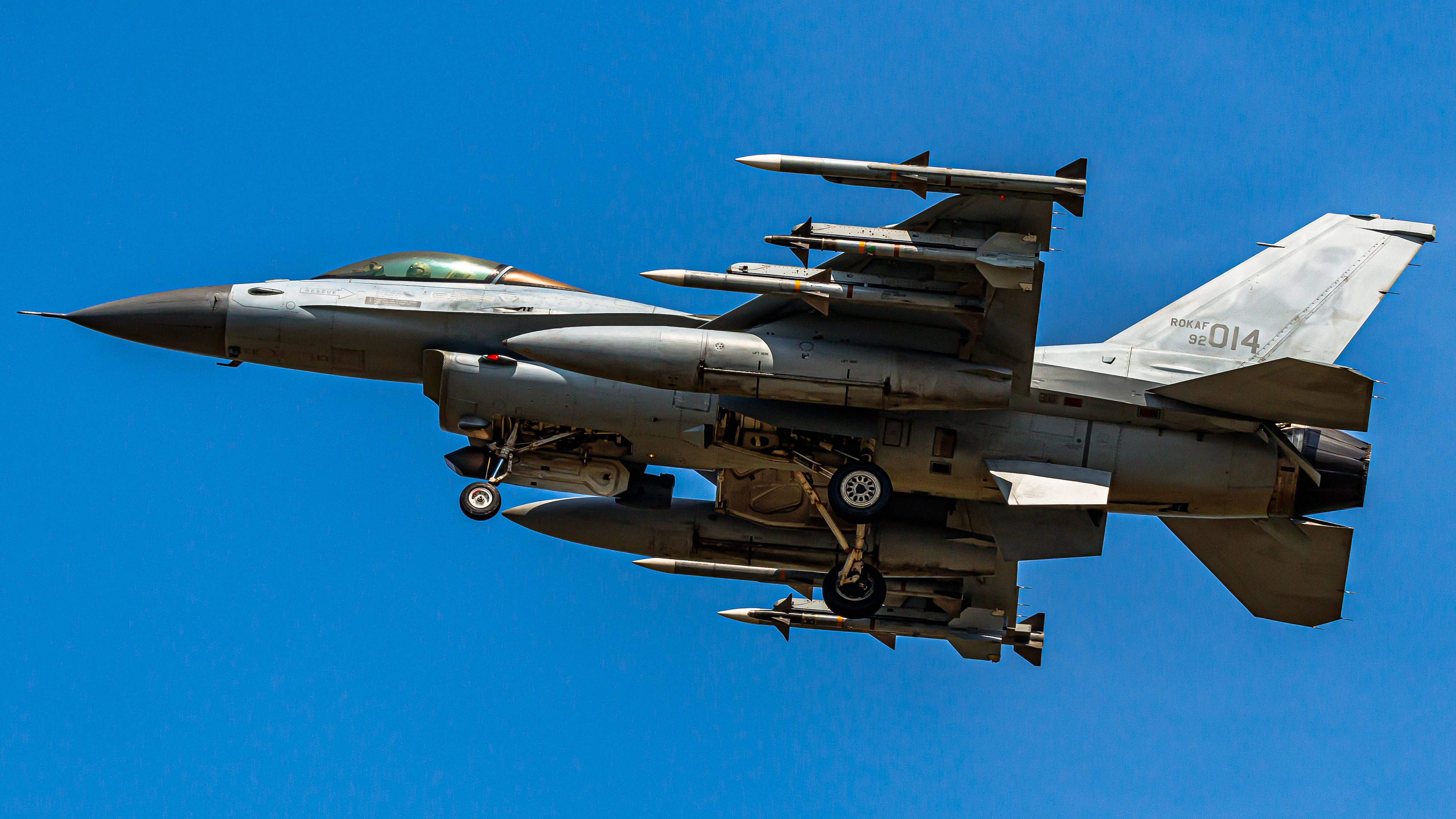 #高分辨率图像# 挂载AIM-120B与AIM9M实弹的韩国KF-16C，标准的