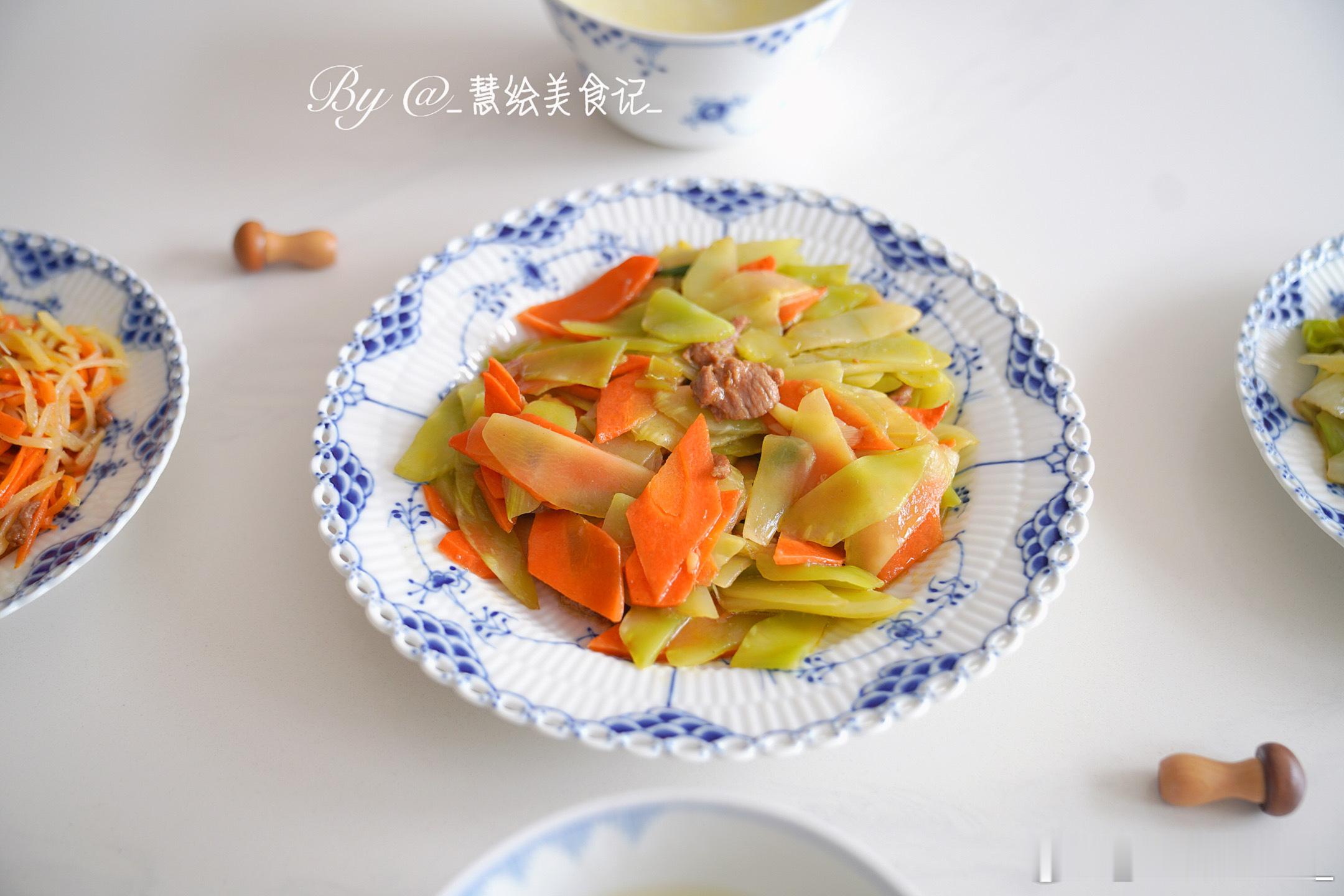 周末愉快呀早饭莴笋胡萝卜炒肉、绿甘蓝炒肉、炒三丝、小米粥~我的美食日记