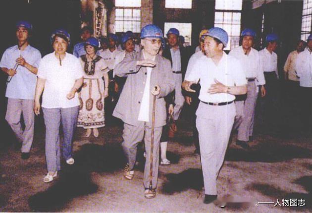 1990年6月10日，全国人大常委会副委员长赛福鼎视察天津双街钢管厂。