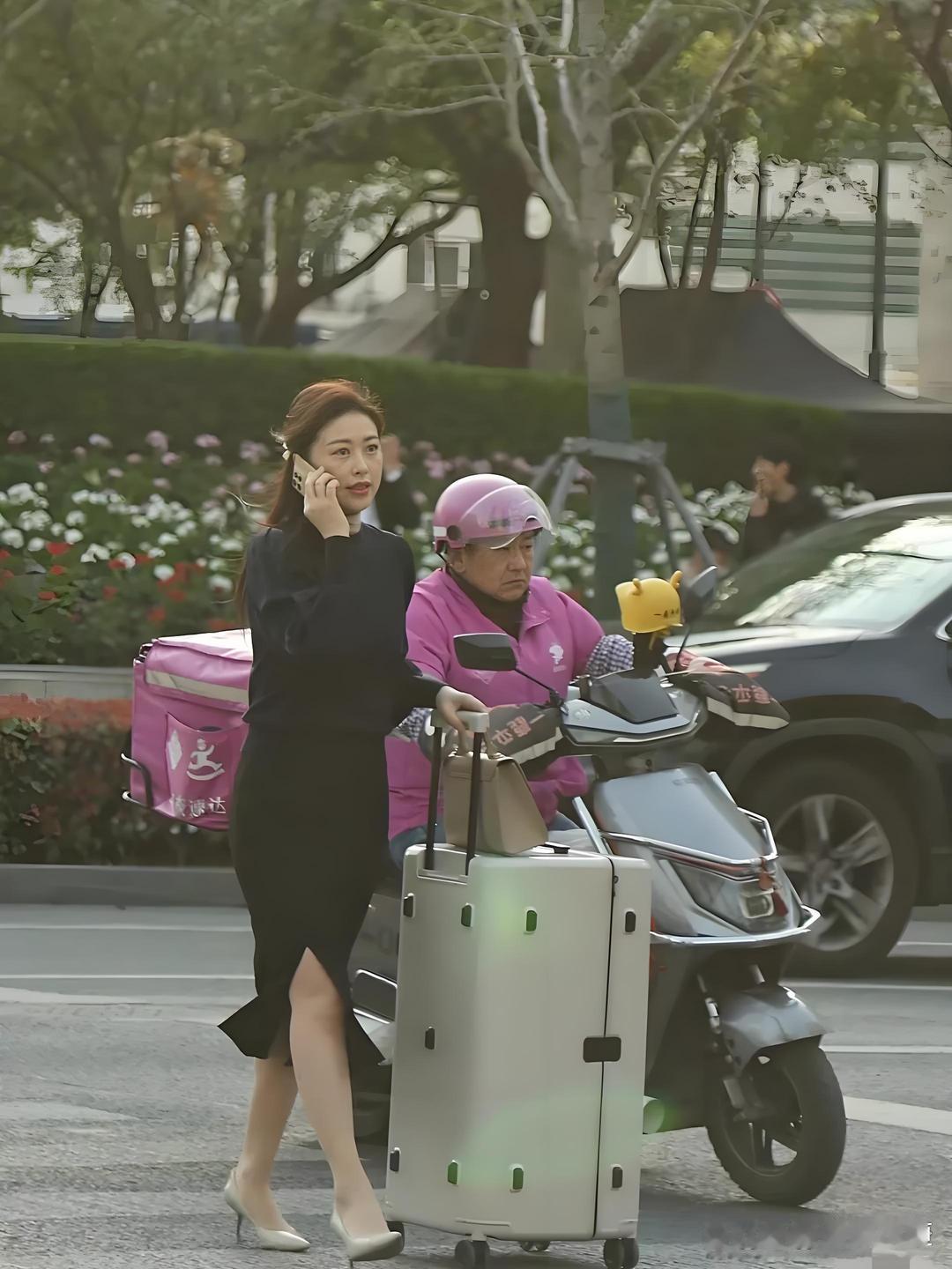 上海路边偶遇朱珠，真人很一般，个不高但说话很温柔。 