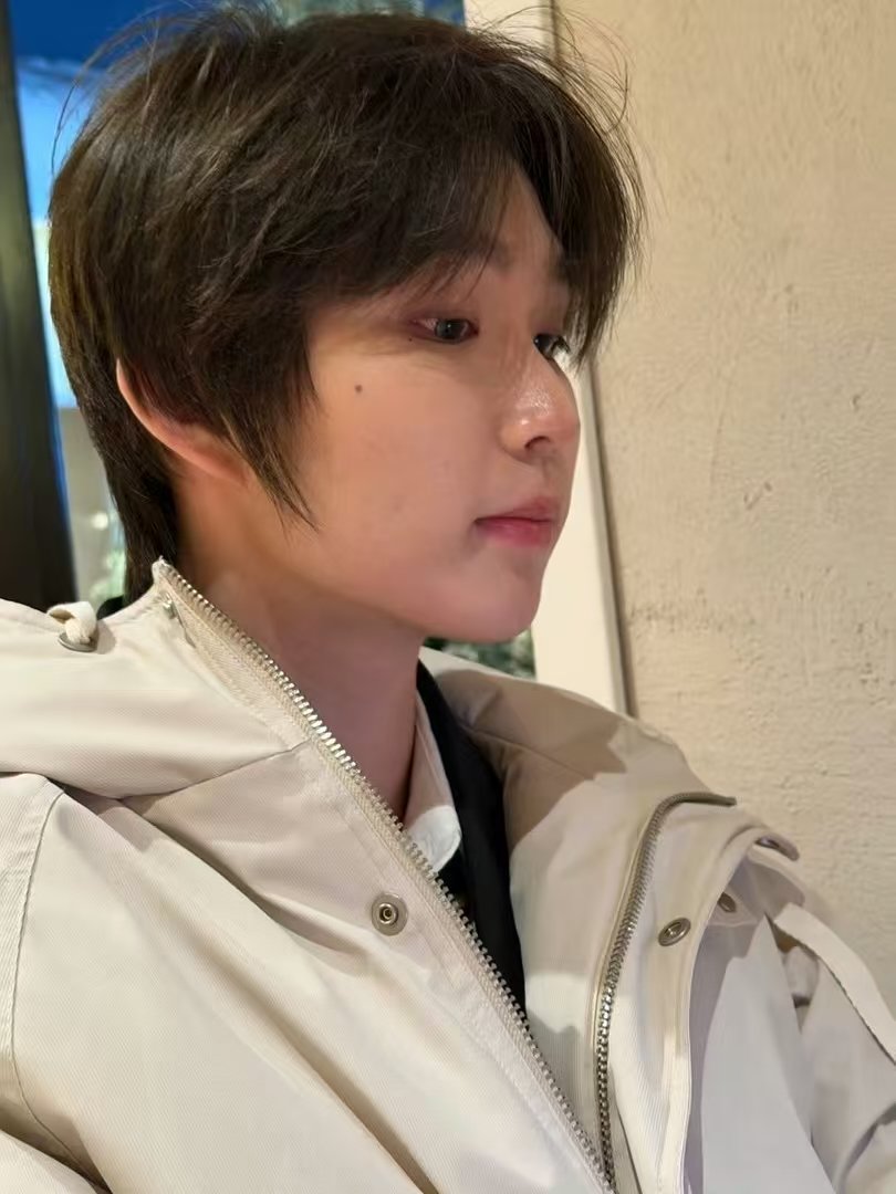 穿过训练室的屏幕，路过城市黄昏的风，今日份打卡完成！吒宝发来电竞打工自拍