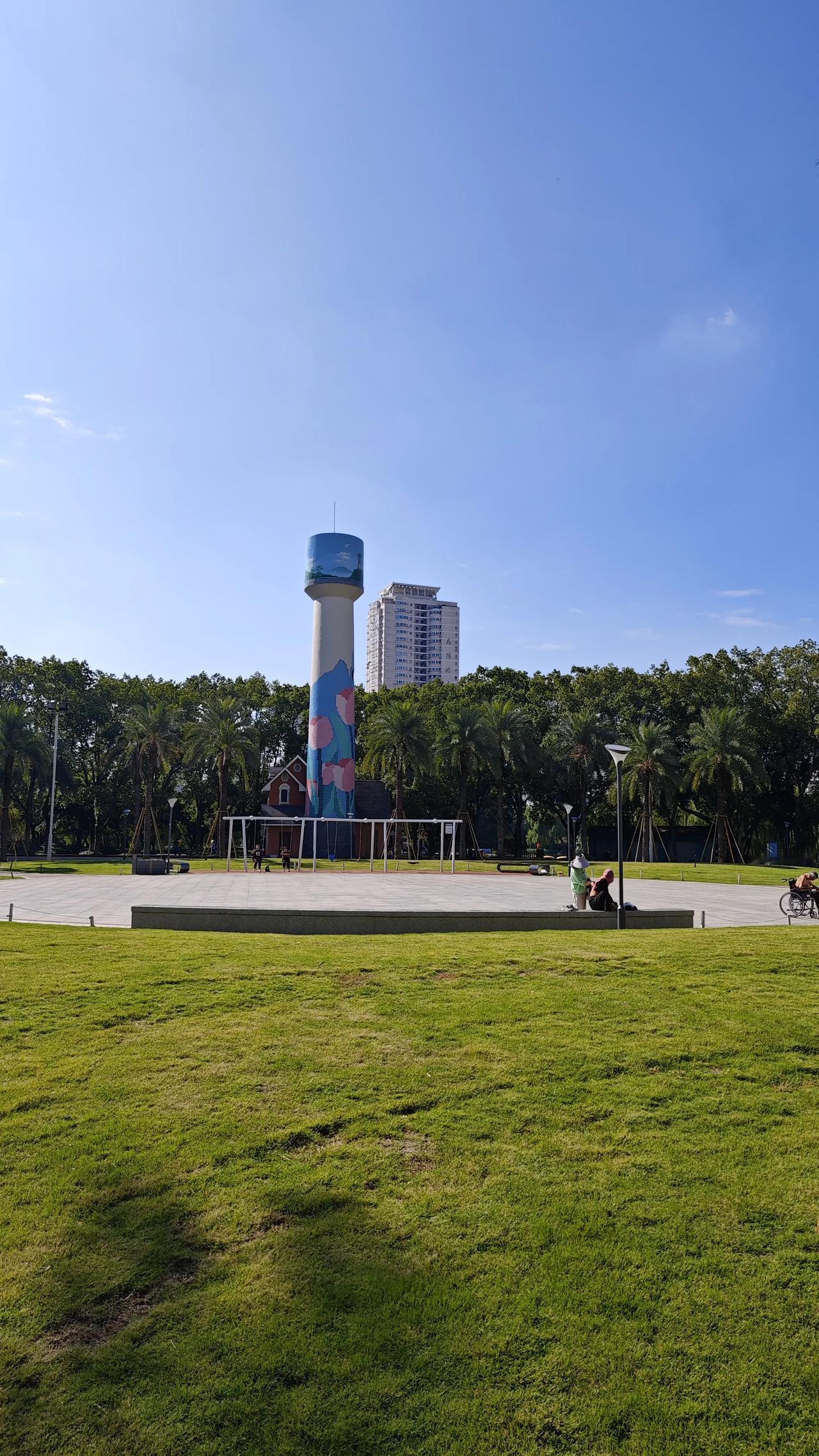 马鞍池公园

池畔柳依依，  
马鞍景秀奇。  
花开香满径，  
游客乐忘归。