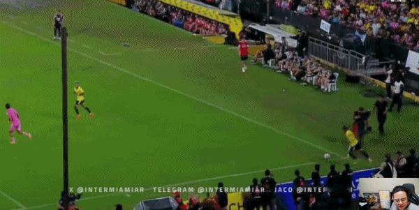 圣克莱尔出击失误，迈阿密国际丢球 迈阿密国际vs瓜亚基尔巴塞罗那