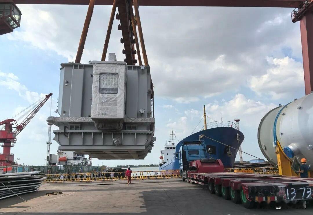 全球电网告急，中国变压器出口暴涨51.42%；海关总署数据显示，2025年1-8