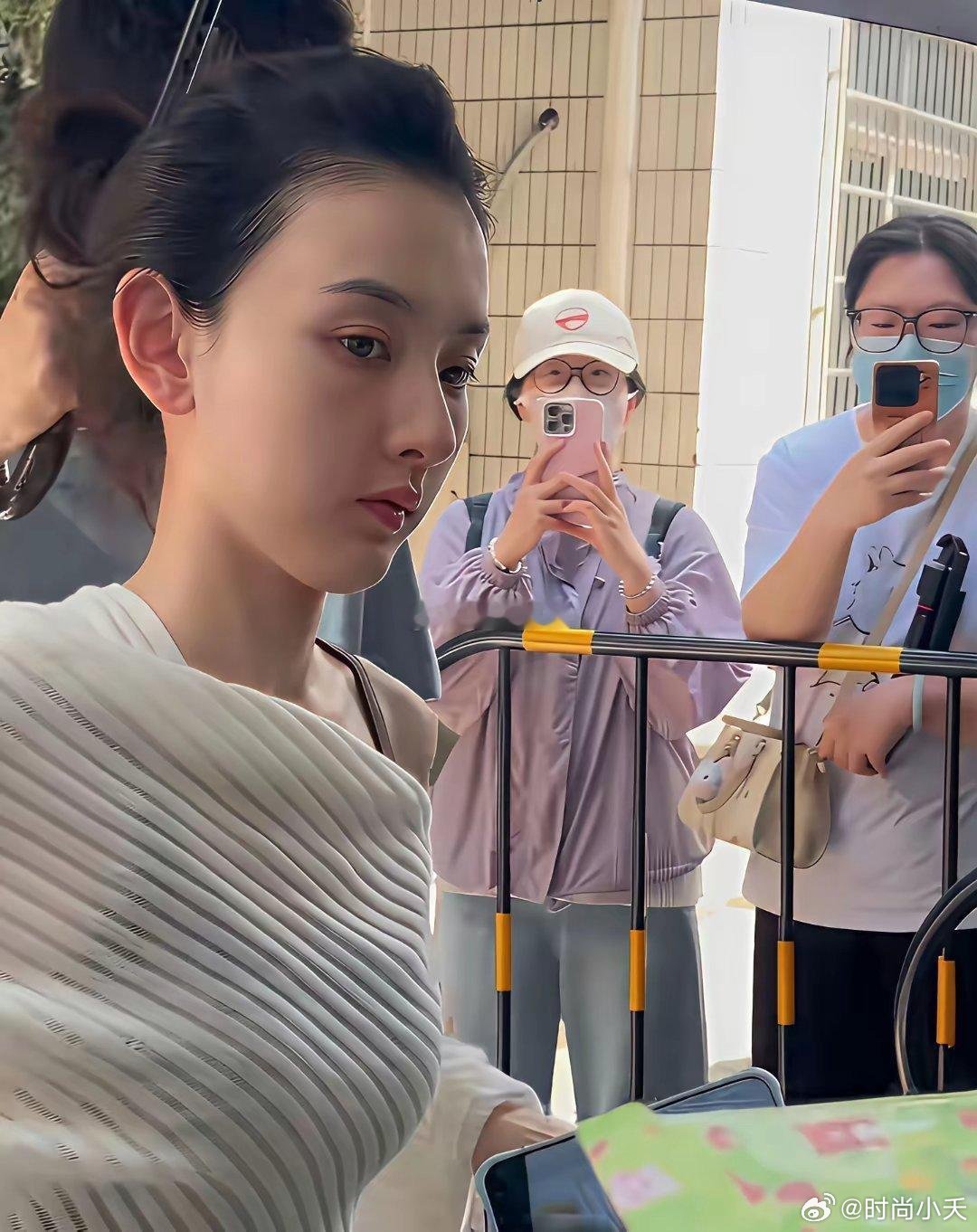 宋祖儿的素颜好凸出 