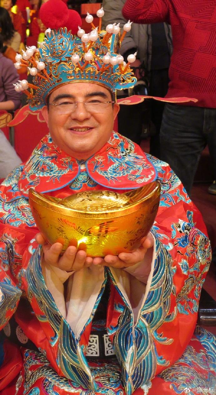 老一辈常念叨：财不露白，闷声才能发大财。

可咱们这位“首善”陈光标老师偏不信这