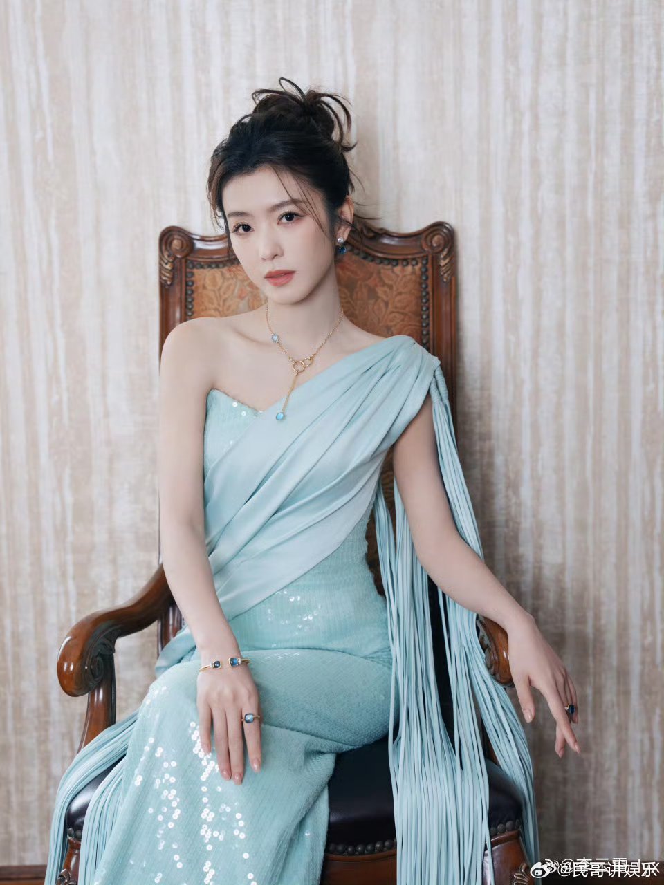 李云霄东方美人 微博之夜李云霄一袭薄荷蓝裙登场，温婉大气自带东方滤镜，温柔矜贵的