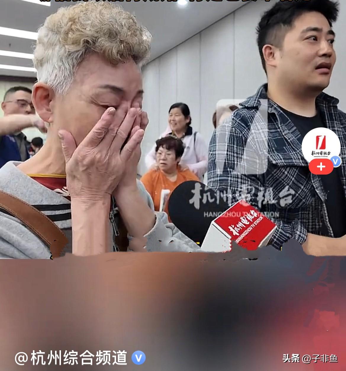 近日，杭州公租房选房现场，70岁的金奶奶站在选房台前，看清最终房号
的那一刻，瞬