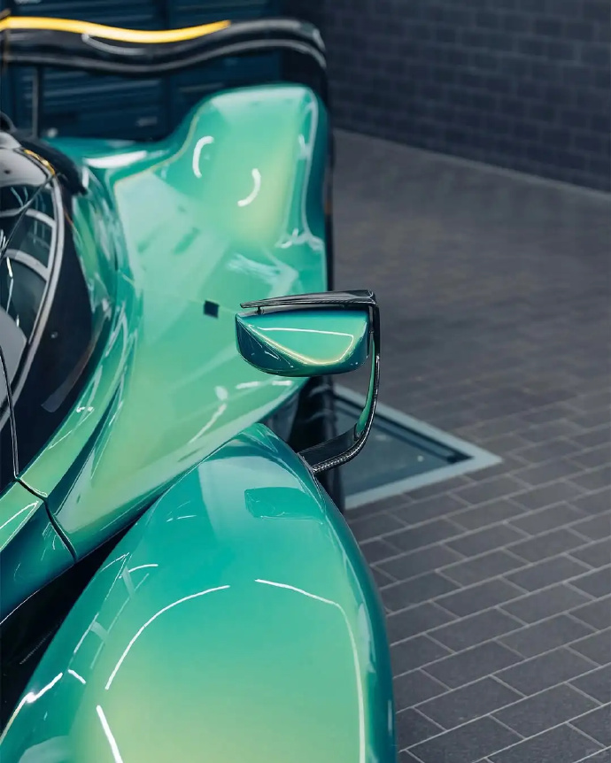 阿斯顿马丁Valkyrie AMR PRO以勒芒原型车为设计蓝本，是一款无限趋近