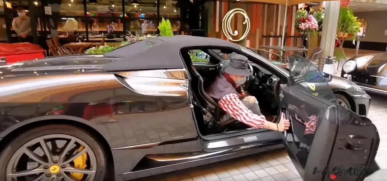 黄宗泽开着400万的跑车，出席自己的新店开业活动，真的非常帅气拉风，不过在他开车