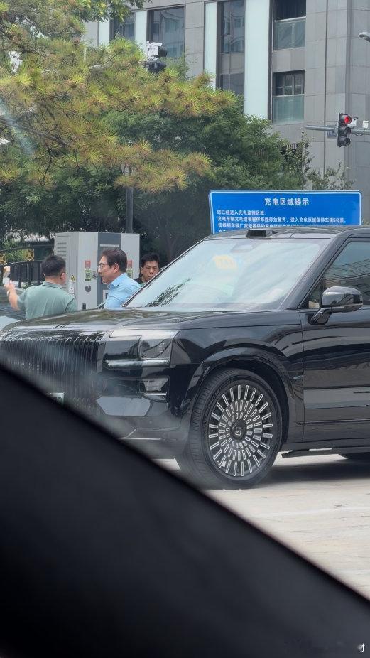 水均益北京排队充电被一眼认出水均益低调排队充电一事刷屏网络，温和有礼的处事态度圈