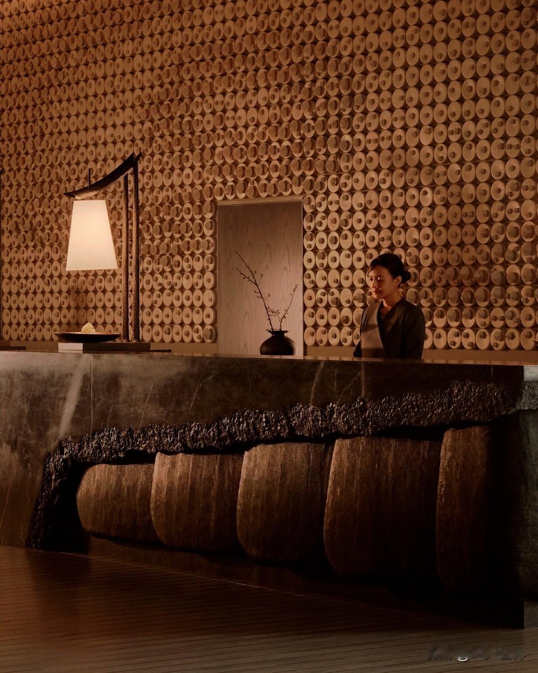 如果你随机采访泰国高端酒店的工作人员，哪里的客人最不想接待，八成答案会是香港和印