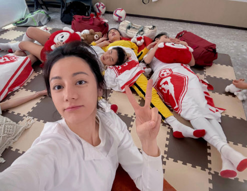 迪丽热巴偷偷记录女足成员看着热巴那张偷拍视角，感觉她下一秒就要喊大家起床训练，女