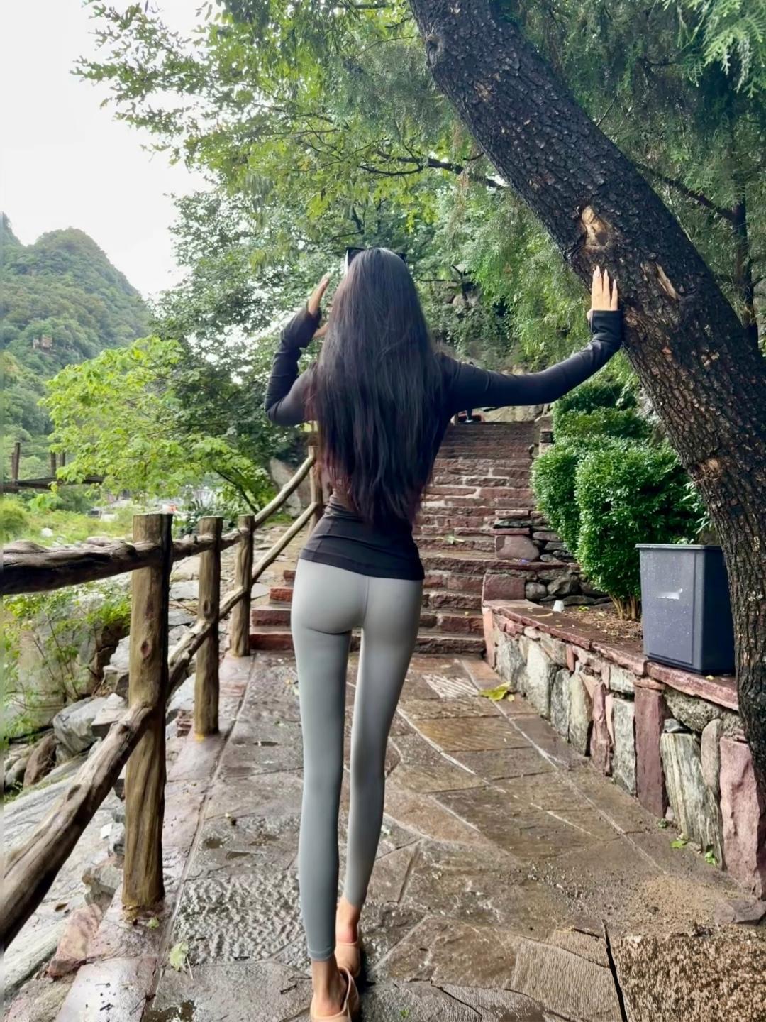 《多运动更健康》
常爬山 山上空气好
体验自然风光
晒出好身材[送心]
爬山美照