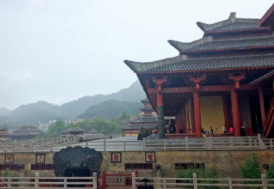 【#AI冲击下短剧拍摄基地业务剧减#】今年开年，一名常驻浙江某著名影视基地的后期