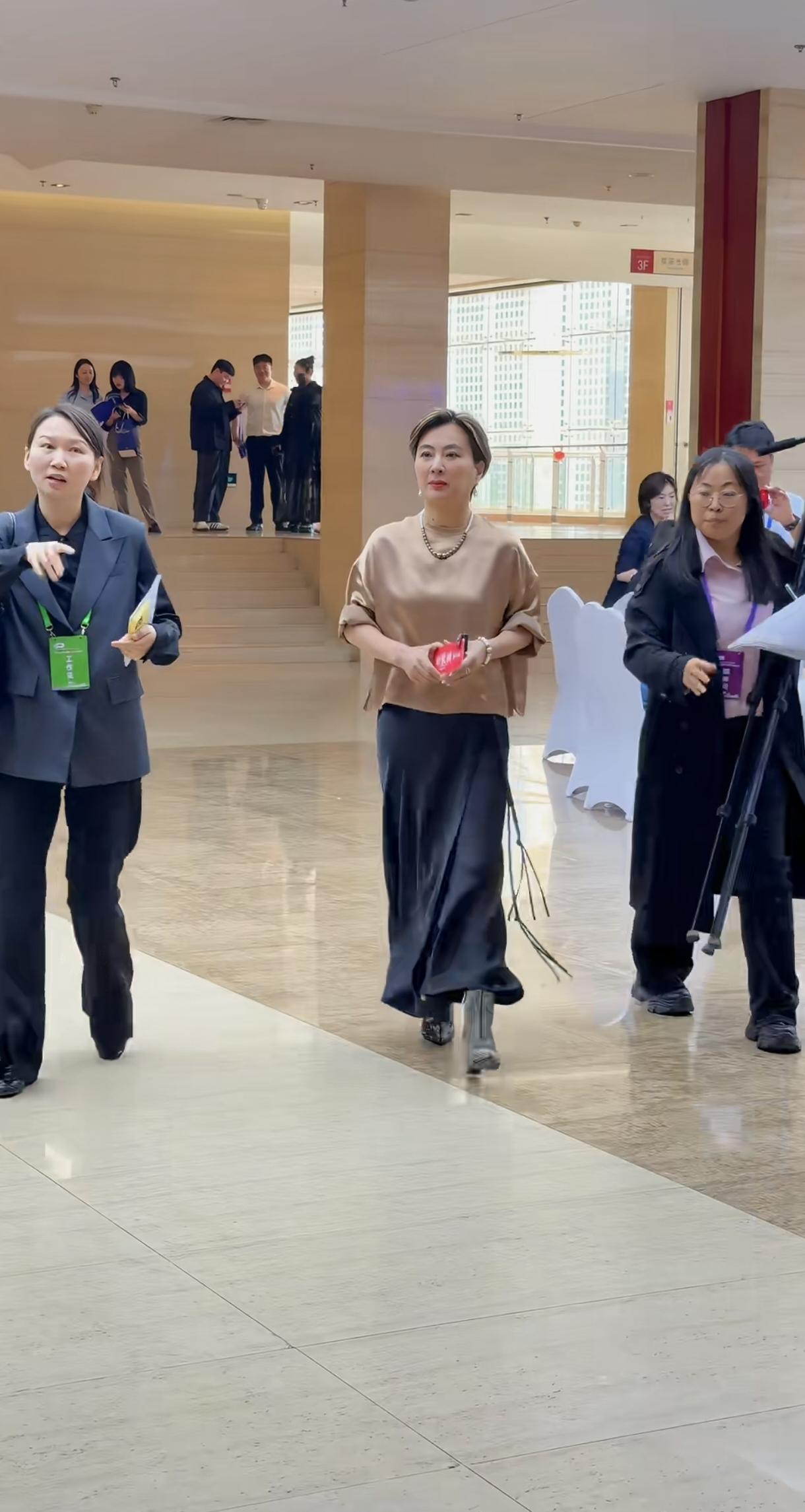 玉兔姐来了，李铃玉几乎没什么变化，气质时尚，精力充沛。就是头发染了。