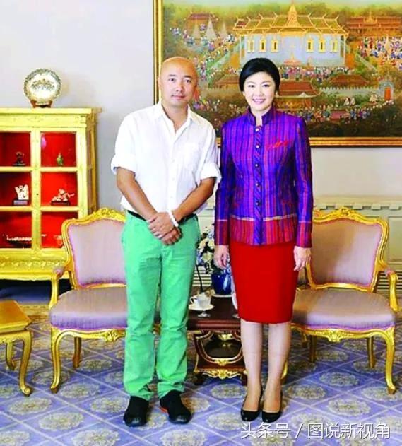 徐峥和英拉合影，英拉好高哦，她和徐峥差不多一样高。他们一个绿裤子一个红裙子，画面