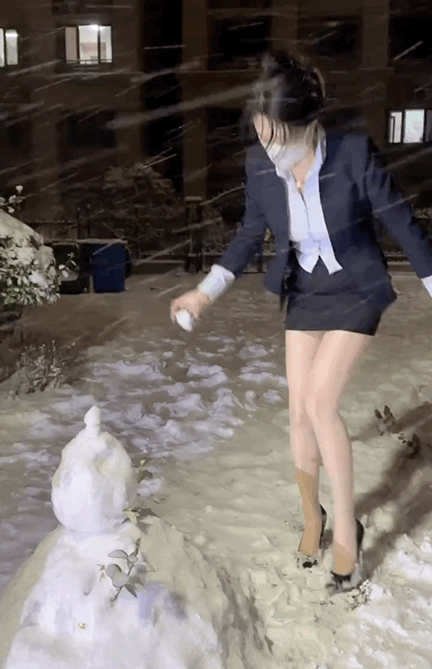 美女，大热天的下这么大雪