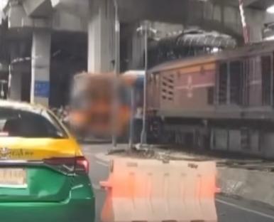 头皮发麻！泰国曼谷阿索克地区突发惊天意外，巨响、浓烟、爆炸声接连出现，现场一片混