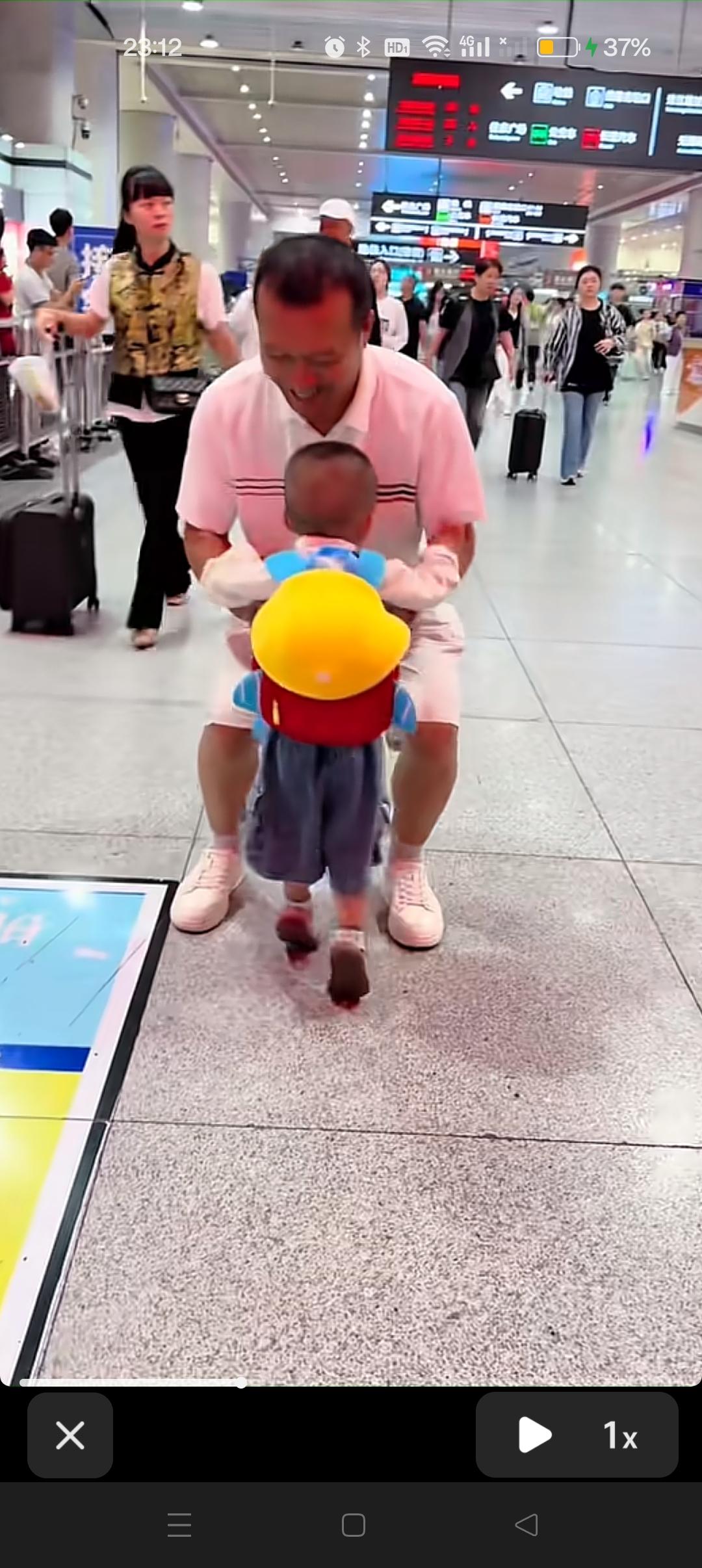 甘宇翼老婆和儿子下高铁了，终于接到了娘俩！😍


成成背着小书包快步走向爸爸，