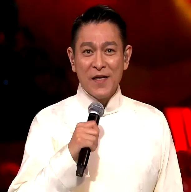 昨晚全运会一开场，我直接扔下外卖筷子。
广东把年夜饭搬上体育场，鸡鹅鱼木棉花，