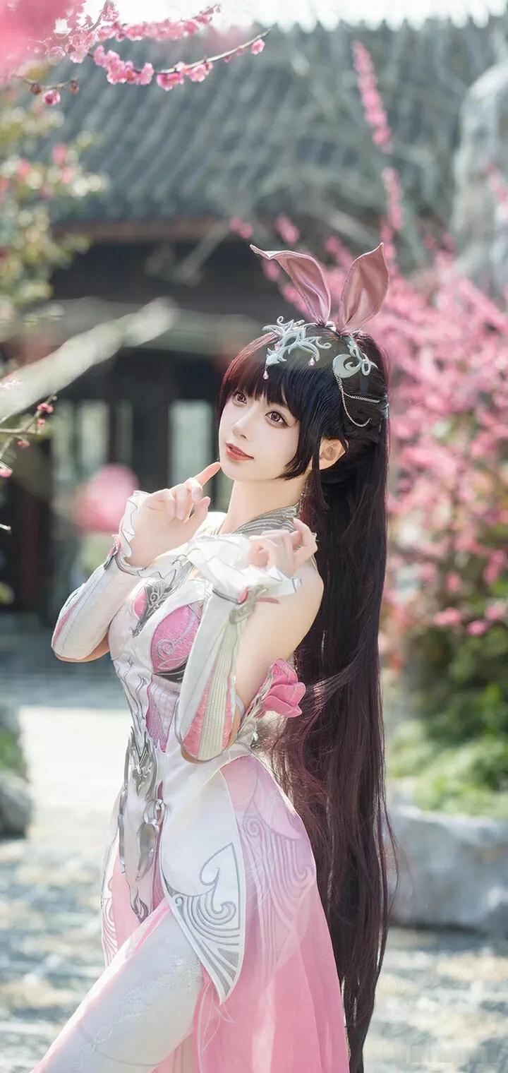 古风仙子写真，粉色花海中的梦幻少女。