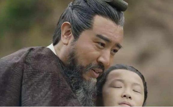 公元208年，13岁的曹冲病逝，他的好友周不疑悼念后离开。曹操吩咐手下：“去把这