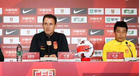 9月12日报道，今晚中国男足将在热身赛上对阵叙利亚队。昨天下午主教练扬科维奇携武