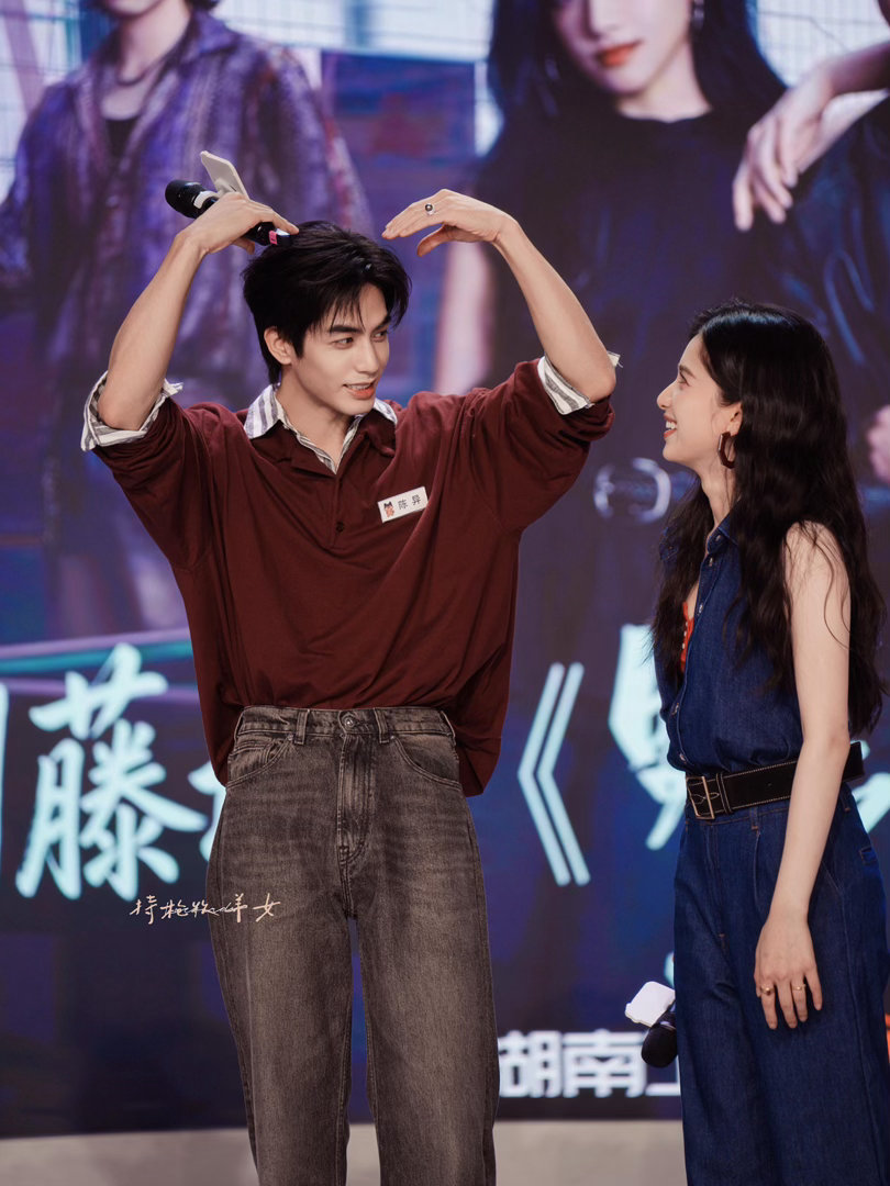 宋威龙张婧仪这36秒的宿命感野狗骨头 谁懂这场戏的含金量啊！两个在废品堆里长大的
