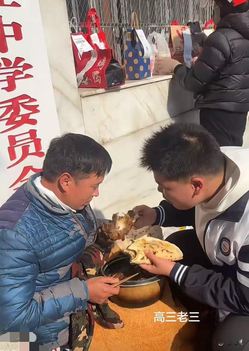 泪奔！

爱没有不体面，只有温暖和真情！高中学校门口，一位父亲，穿着已经掉皮的外