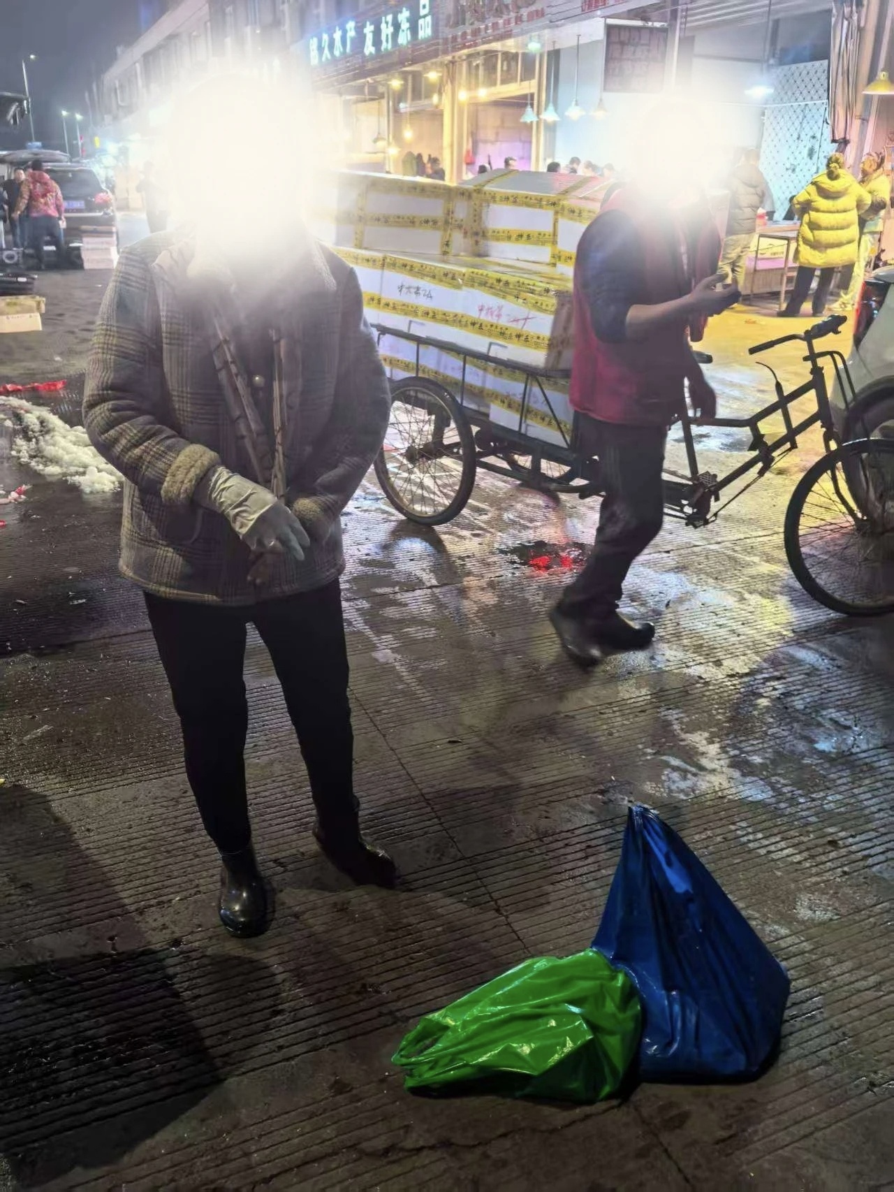 宁波江北警方靠一只蟹端了盗窃团伙 宁波江北路林市场摊主少了一只红膏蟹，警方顺藤摸