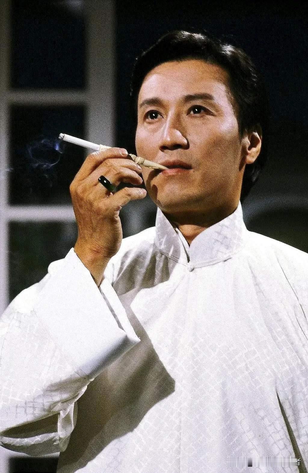 谢贤去世了，但是他的作品真的很难忘，因为一部戏，大家叫他四哥。谢贤不仅长相霸气更