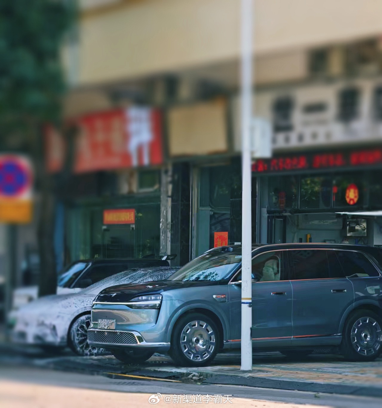 今天偶遇一台赛里木青色的全新问界 M9～之前看官图的时候就觉得好看，今天看到实车