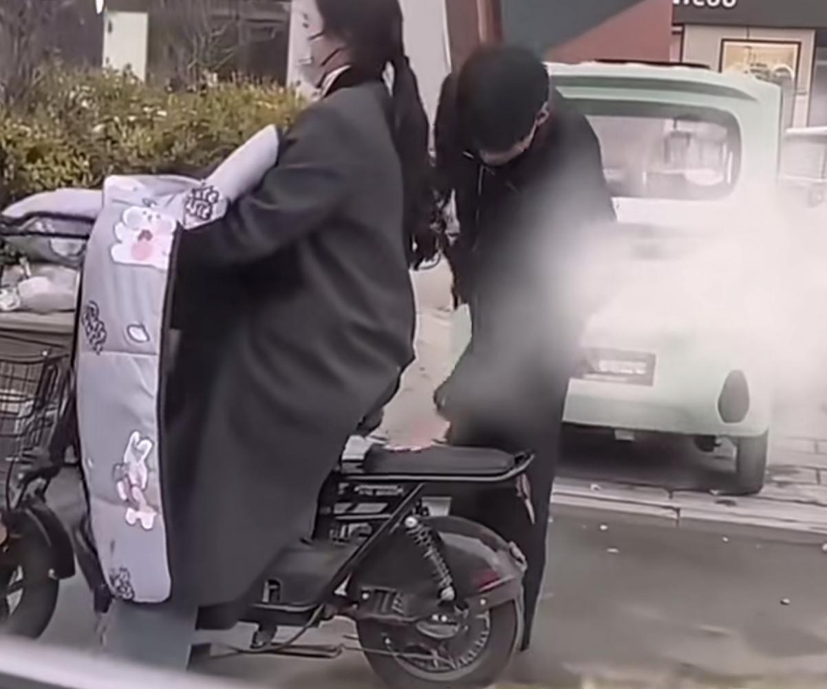 姐姐想偷看一眼弟弟女朋友
弟弟拼尽全力拖延时间
不仅放慢了脚步，还一直擦座椅，我